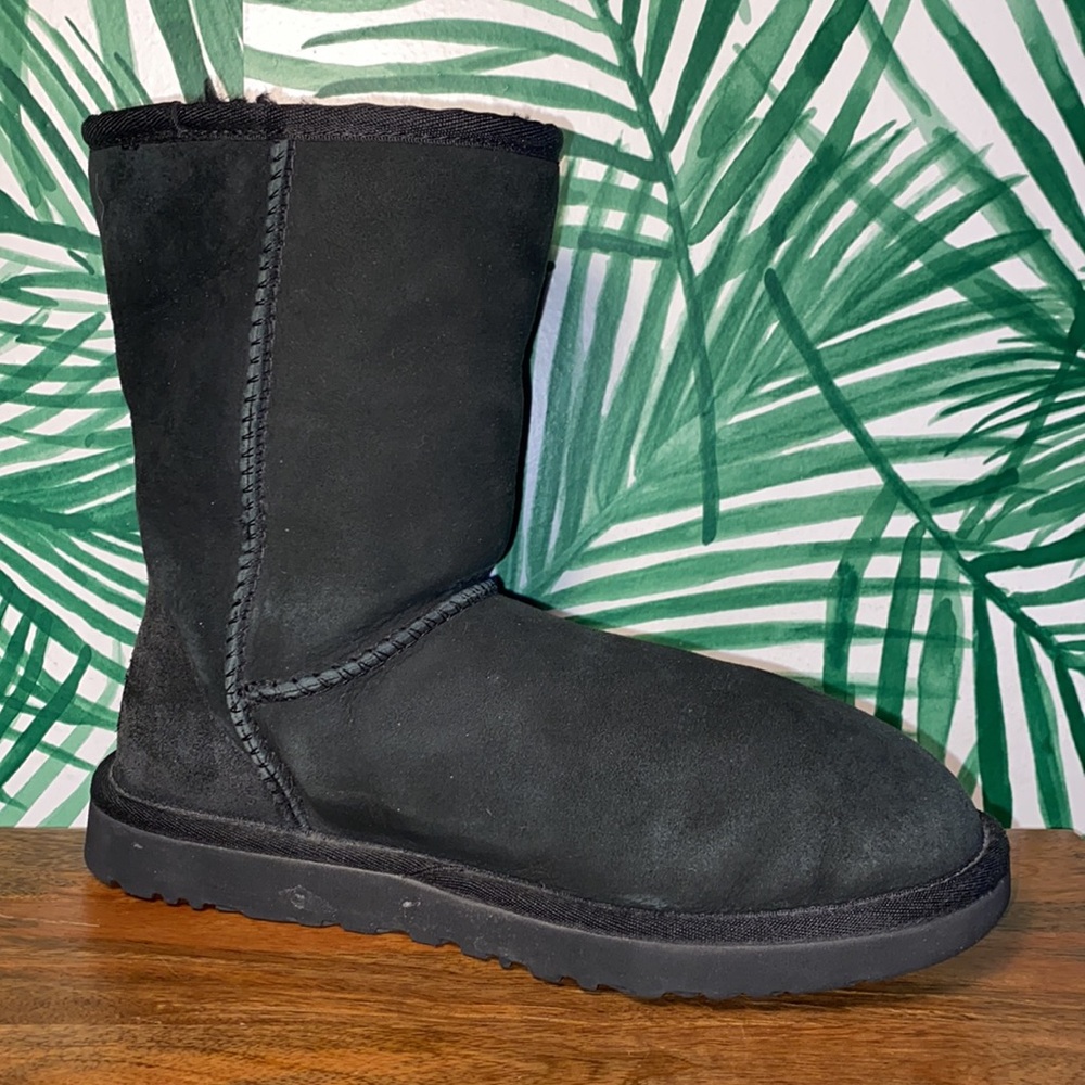 UGG 5825 Black Classic Short Sheepskin Boots Women’s 7 - Picture 7 of 10